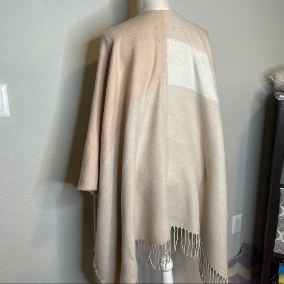 Soia & Kyo Blanket Scarf Poncho Wrap With Fringe One Size Neutraul Tones NWT - Picture 8 of 12